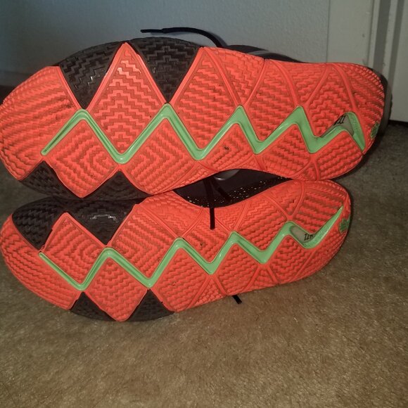 Nike Kyrie 4 Venus Flytrap basketball sneaker - Picture 4 of 6